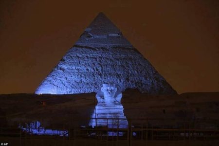 1 día. Espectáculo de luz  y sonido en las pirámides de Giza por la  noche con comida tradicional.