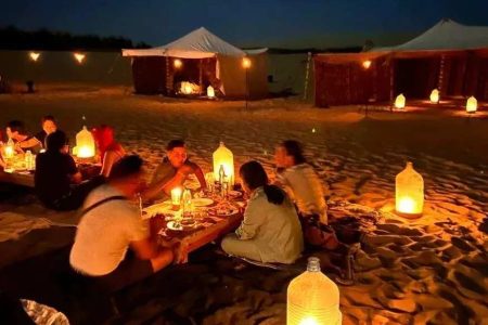 Campamento nocturno en el desierto blanco y negro